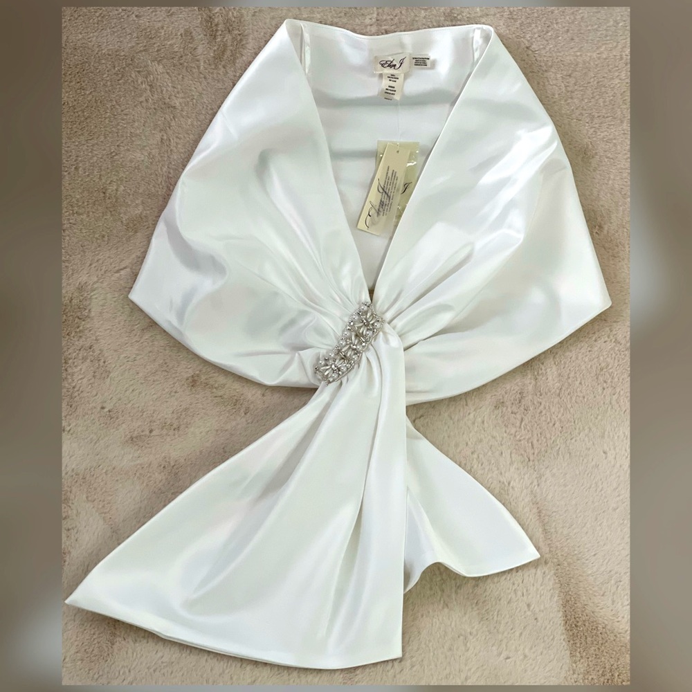 🆕 Elegant White Shawl